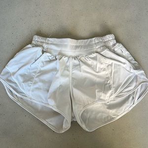lululemon white shorts hotty hots size 2, 2.5 inch
